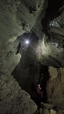 Пещерняците използват въжета, за да достигнат различни зали на пещерата.