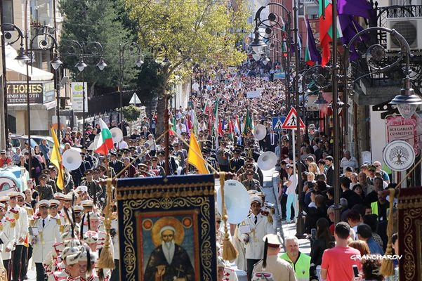 Шествието по централната улица от пл. “Цар Асен I” към паметника “Майка България”