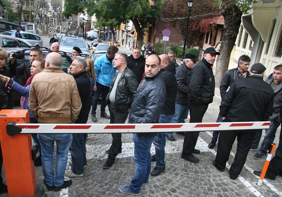 Хотелиери, ресторантьори и живеещи в Стария град се вдигнаха на протест срещу новия пропускателен режим за автомобили