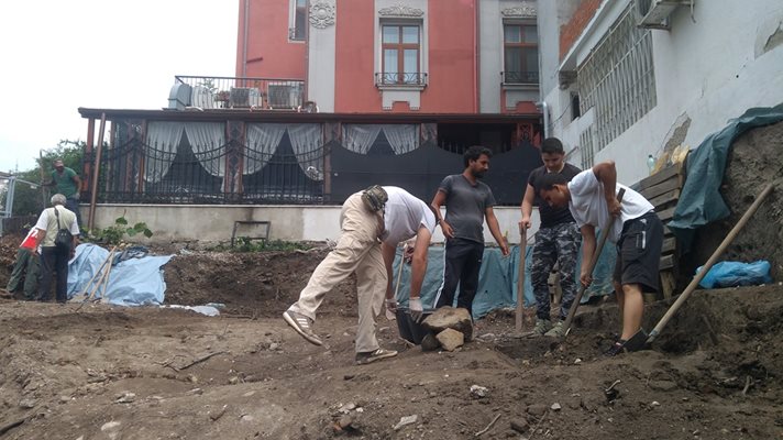 Докато разчистват терена, антиките вече са показват.