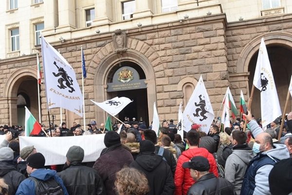 Прокуратурата повдига обвинения на задържаните след сблъсъците пред МРРБ