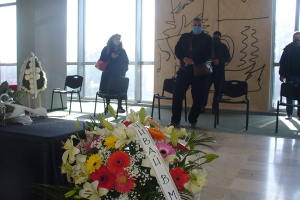 Венци и цветя в памет на Камен Чанев изпратиха от Мининстерството на културата и от всички опери в страната. 