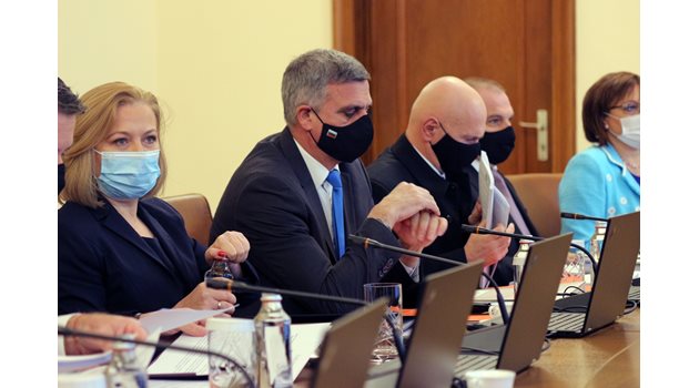 Стефан Янев (в средата) е изказал лична позиция, а не на правителството. 