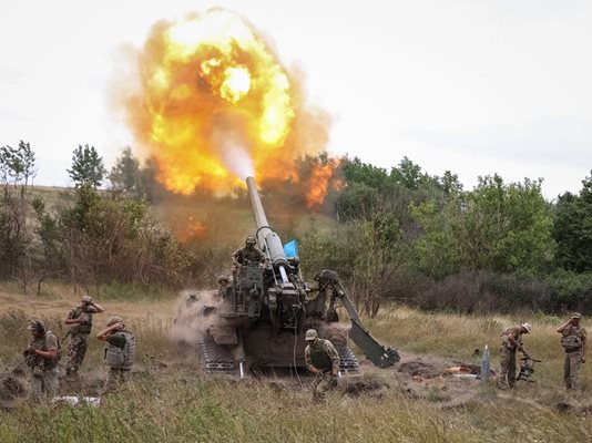 Украински военнослужещи стрелят по руски позиции в Донецка област.

СНИМКА: РОЙТЕРС