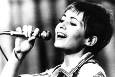 Лили Иванова жертва на политически сблъсъци в Чили през 1973 г. Публиката я взема за рускиня и я освирква
