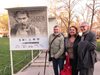 Подредиха изложба за Григор Вачков пред Народния театър