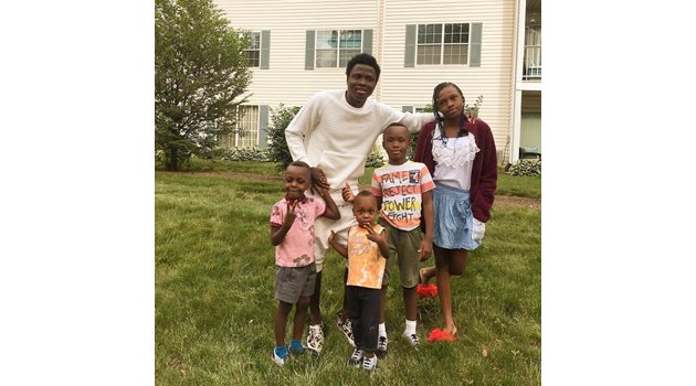 Самуел Инкоом с 4-те си деца в САЩ, където живее семейството му.
