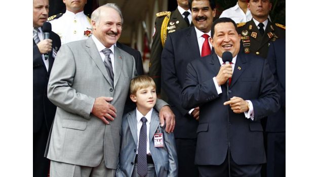 Редом до баща си и венецуелския президент Уго Чавес.