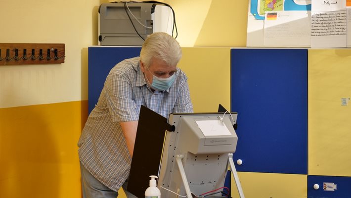 Мъж гласува за изборите на машина.
СНИМКА: АРХИВ