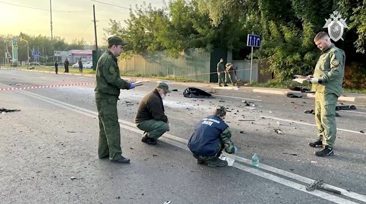 Руски полицаи оглеждат мястото на атаката.
СНИМКИ: РОЙТЕРС