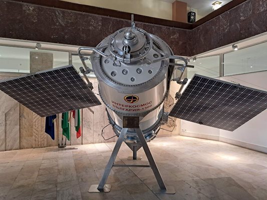 Слагат стъклен похлупак на “Интеркосмос България 1300” в музей на открито