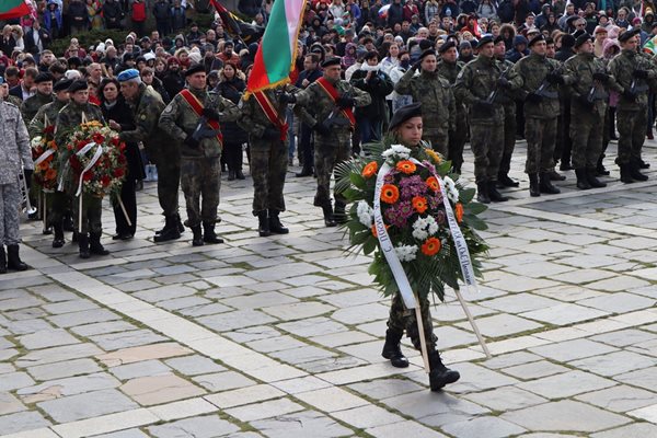 Паметниците на героите ще бъдат отрупани в венци и цветя.