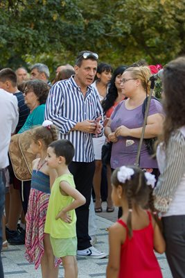 Кметът на Пазарджик Тодор Попов разговаря с жители на кв. "Младост".