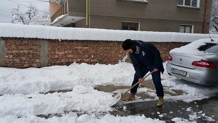 Евродепутатът Андрей Новаков рине сняг пред дома си (Снимки)