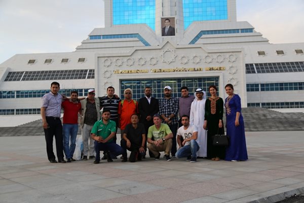 Васил Велев (третият отляво надясно) с група чуждестранни журналисти в Туркменистан