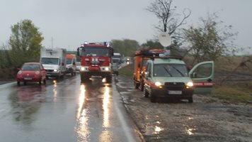 Поне 4 са жертвите на пороя в Бургаско, села са откъснати, има скъсани язовири (Видео, снимки)