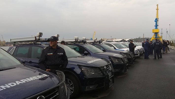 73 високо проходими патрулни автомобили вече са на разположение на Областната дирекция на МВР Бургас. Снимки: Елена Фотева