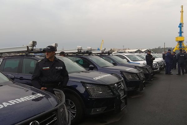 73 високо проходими патрулни автомобили вече са на разположение на Областната дирекция на МВР Бургас. Снимки: Елена Фотева