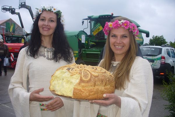 Гостите на изложението бяха посрещнати с хляб и сол, както повелява българската традиция.