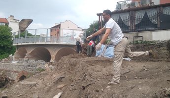 Още не са копнали и вече вадят антики от одеона в Пловдив