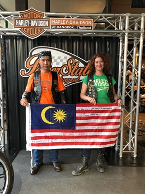 В Тайланд Виолета Иванова се сдобива със знаме, подписано от мотористи пътешественици.