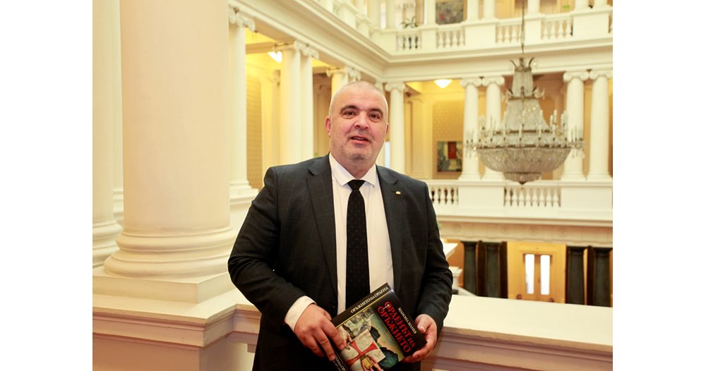 Българският Дан Браун е в парламента и пише романи за тамплиерите