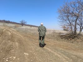 Смел турист не се стресна от мечите следи и продължи да се разхожда в планината. Снимки: Авторът