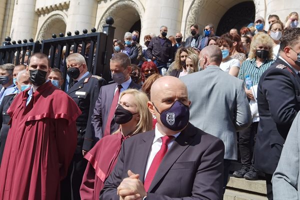 Единният мълчалив протест е пред сградата на Съдебната палата, там е и главният прокурор Иван Гешев СНИМКА: Йордан Симеонов