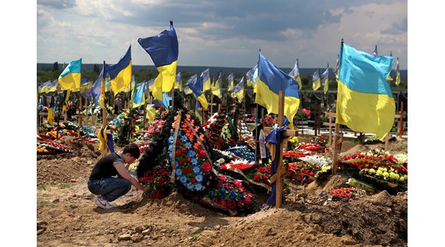 Десетки гробове на убити украински войници се копаят ежедневно в североизточния град Харков.
СНИМКИ: РОЙТЕРС