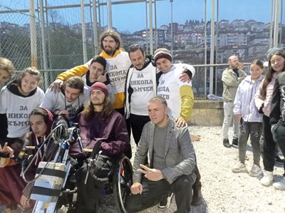 18-годишния Никола Хъмчев падна от електрически стълб, в инвалидна количка е и се нуждае от скъпа рехабилитация.
Снимка: Фейсбук
