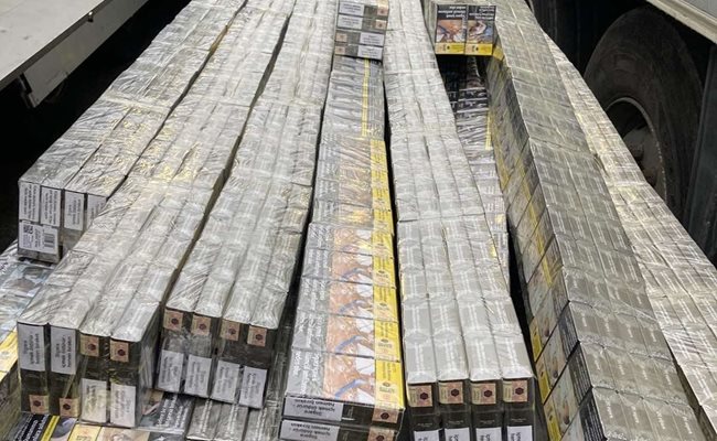 Хванаха 245 000 къса контрабандни цигари на "Капитан Андреево" Снимка: Агенция Митници