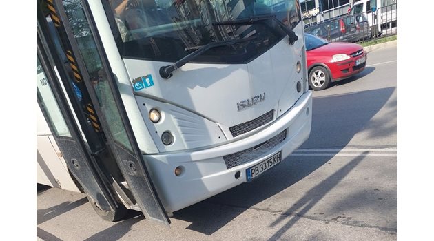 Шофьорът отказал да продължи курса си. Снимки: Фейсбук/Забелязано в Пловдив - Seen in Plovdiv