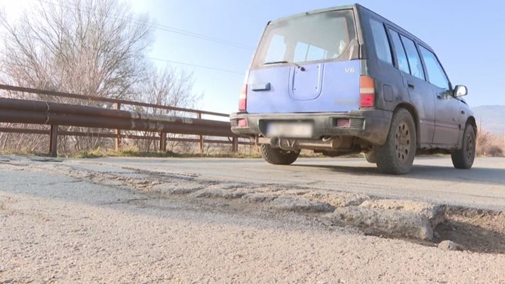 Ако се срути, хората ще трябва да заобикалят по 10 км.