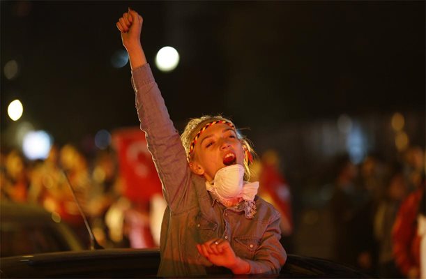 Турците вече водят и децата си на митингите