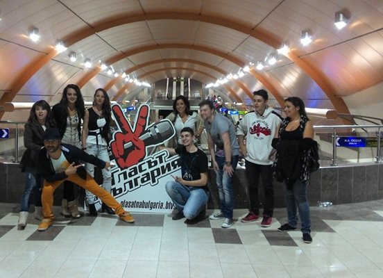 Момичета и момчета от предишните два сезона на “Гласът на България” изнесоха концерт в метростанция в сряда вечерта.