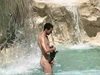 Испанец се къпа гол във фонтана „Треви”, преди това бил гол и в Лувъра (Снимки)