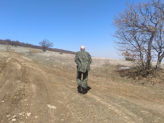 Смел турист не се стресна от мечите следи и продължи да се разхожда в планината. Снимки: Авторът