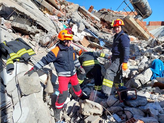 (СНИМКИ) Вижте геройствата на БГ пожарникарите в Турция