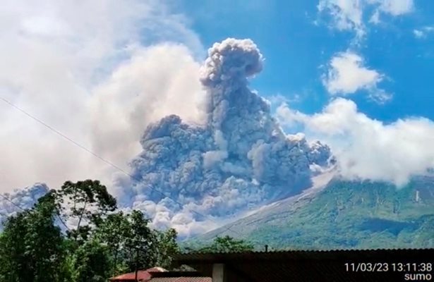 Вулканът Мерапи при изригването му СНИМКА: РОЙТЕРС