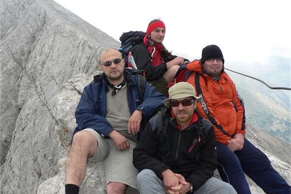 Дончев (вляво) с приятели в планината