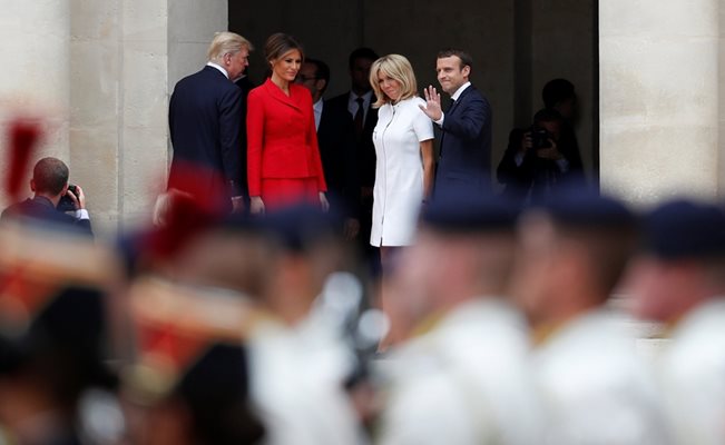 Еманюел и Брижит Макрон посрещат американското президентско семейство в двора на "Инвелидите" в Париж.