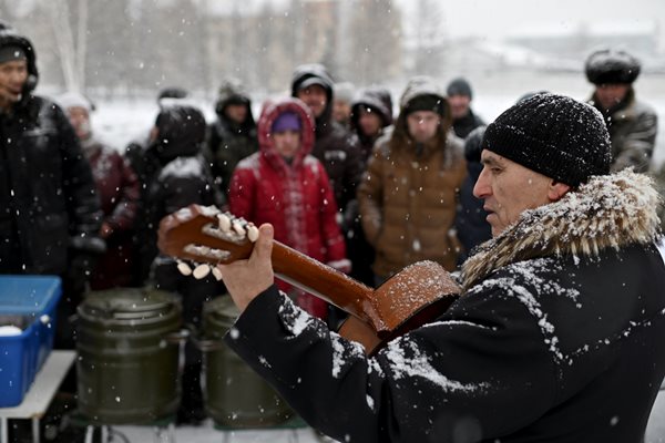 Алексей Вергунов е един от малкото, които спират да си побъбрят и да се посмеят с жителите на града.