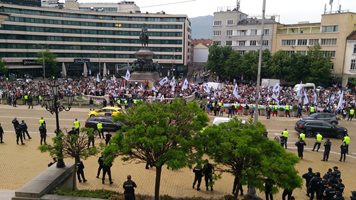 Протестиращи от "Възраждане" се сблъскаха с полицията пред парламента (Видео)