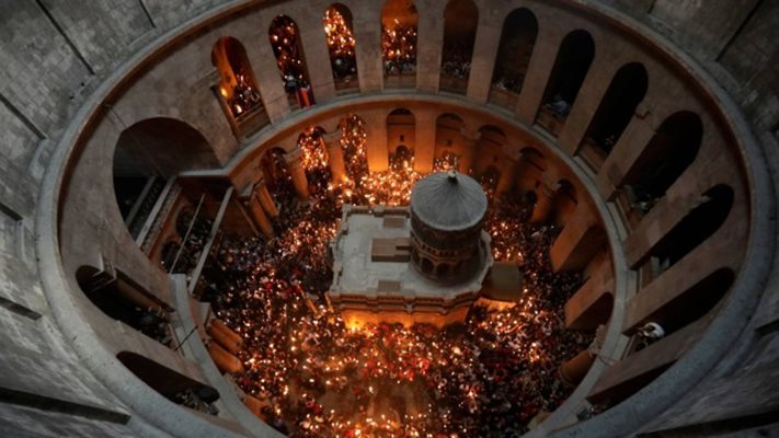 Благодатният огън слезе при вярващите в Йерусалим (Видео, снимки)