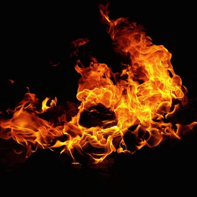 Голям пожар горя на територия на предприятието "Маджестик индъстрис" и химическия завод Куалко в американския град Пасаик, щата Ню Джърси. СНИМКА: ПЕКСЕЛС