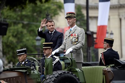 Френският президент Еманюел Макрон е поддръжник да има европейска армия.

