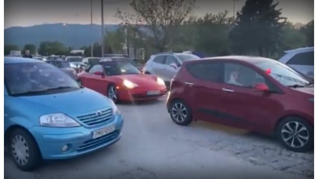 A column of cars is winding at our border with Greece (Video)