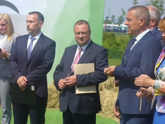 Земеделският министър Иван Иванов /в средата/ при откриването на изложението БАТА Агро днес край Стара Загора.