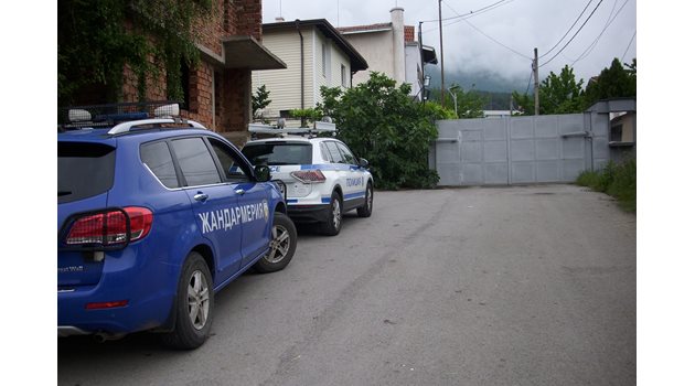 В неделя пред входа на имението на Галеви в село Ресилово имаше коли на жандармерията и на полицията.