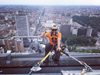 Българин се катери като паяк по небостъргачите в Милано, за да ги чисти (Снимки)